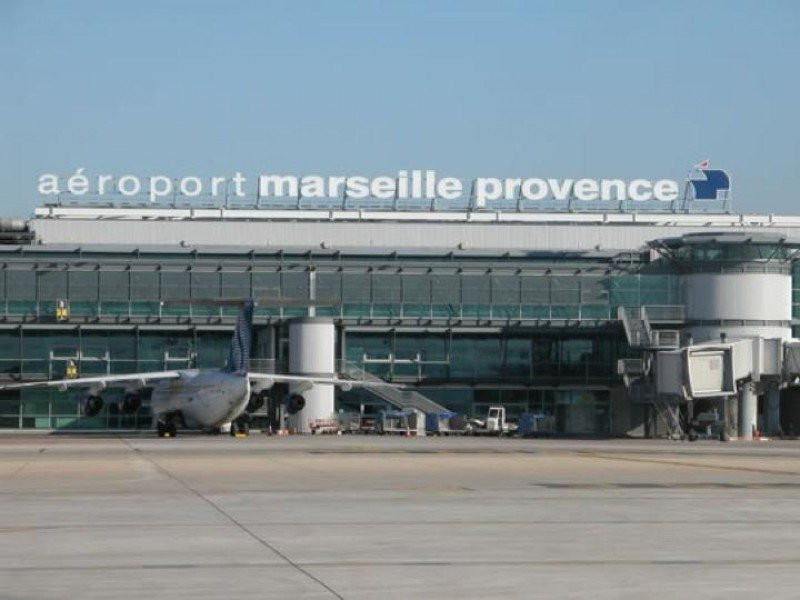Un incendio obliga a cerrar el aeropuerto de Marsella