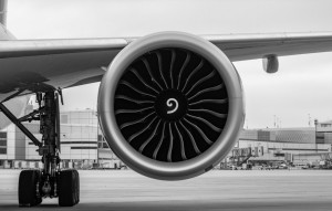 Muere un hombre succionado por el motor de un avión con destino a Oviedo