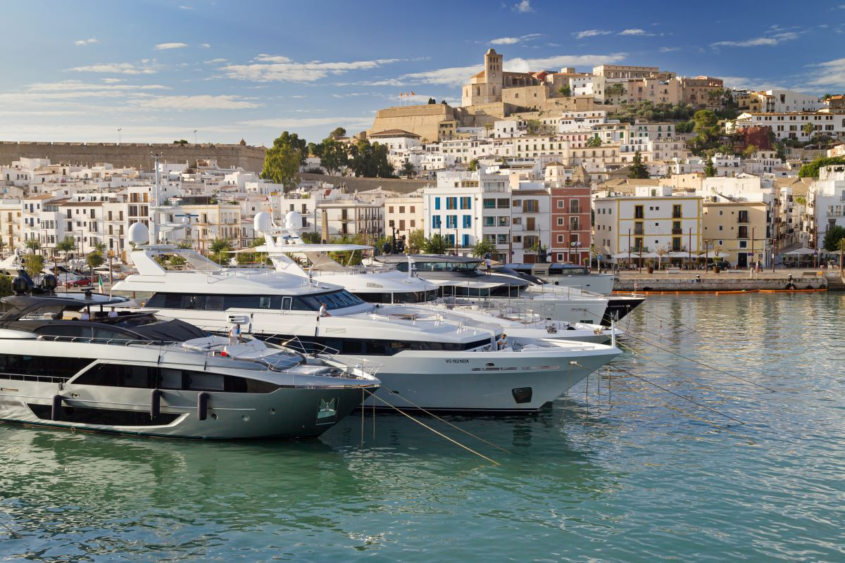 ¿Sin sitio en Ibiza? Estos destinos aún tienen alojamiento en agosto