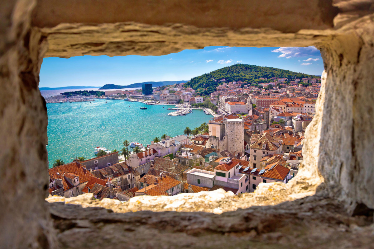 Split en Croacia, famosa por sus playas y por el complejo con forma de fortaleza de su centro, el Palacio de Diocleciano, erigido por el emperador romano en el siglo IV Fuente: Adobe Stock Split en Croacia, famosa por sus playas y por el complejo con forma de fortaleza de su centro, el Palacio de Diocleciano, erigido por el emperador romano en el siglo IV