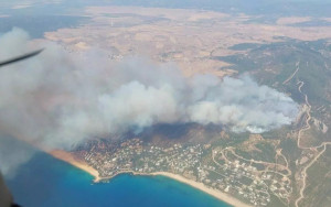 Evacúan a más de 2.000 personas en Atlanterra por otro incendio en Tarifa