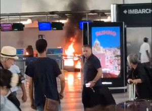 Vídeo: detenido tras incendiar un mostrador del aeropuerto de Milán