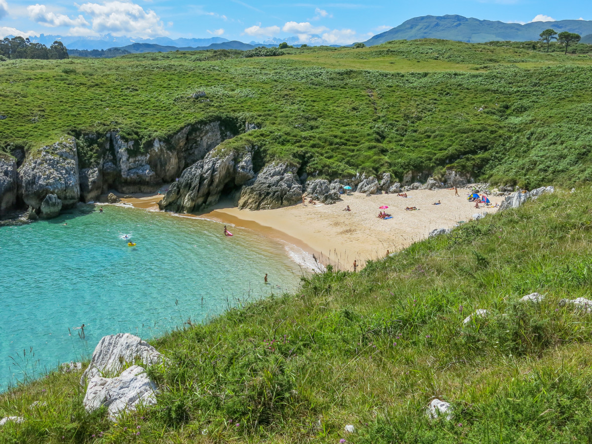 La playa asturiana escondida entre acantilados elegida como la más bonita