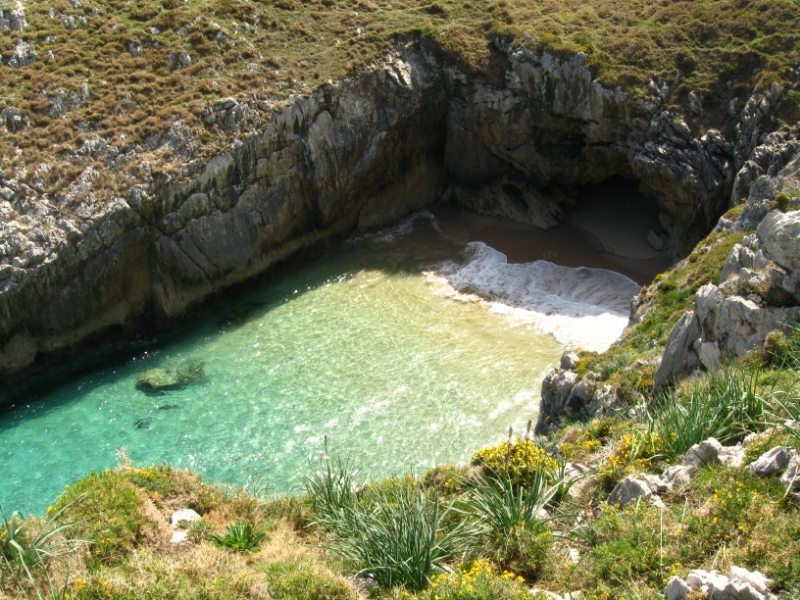 La playa asturiana escondida entre acantilados elegida como la más bonita