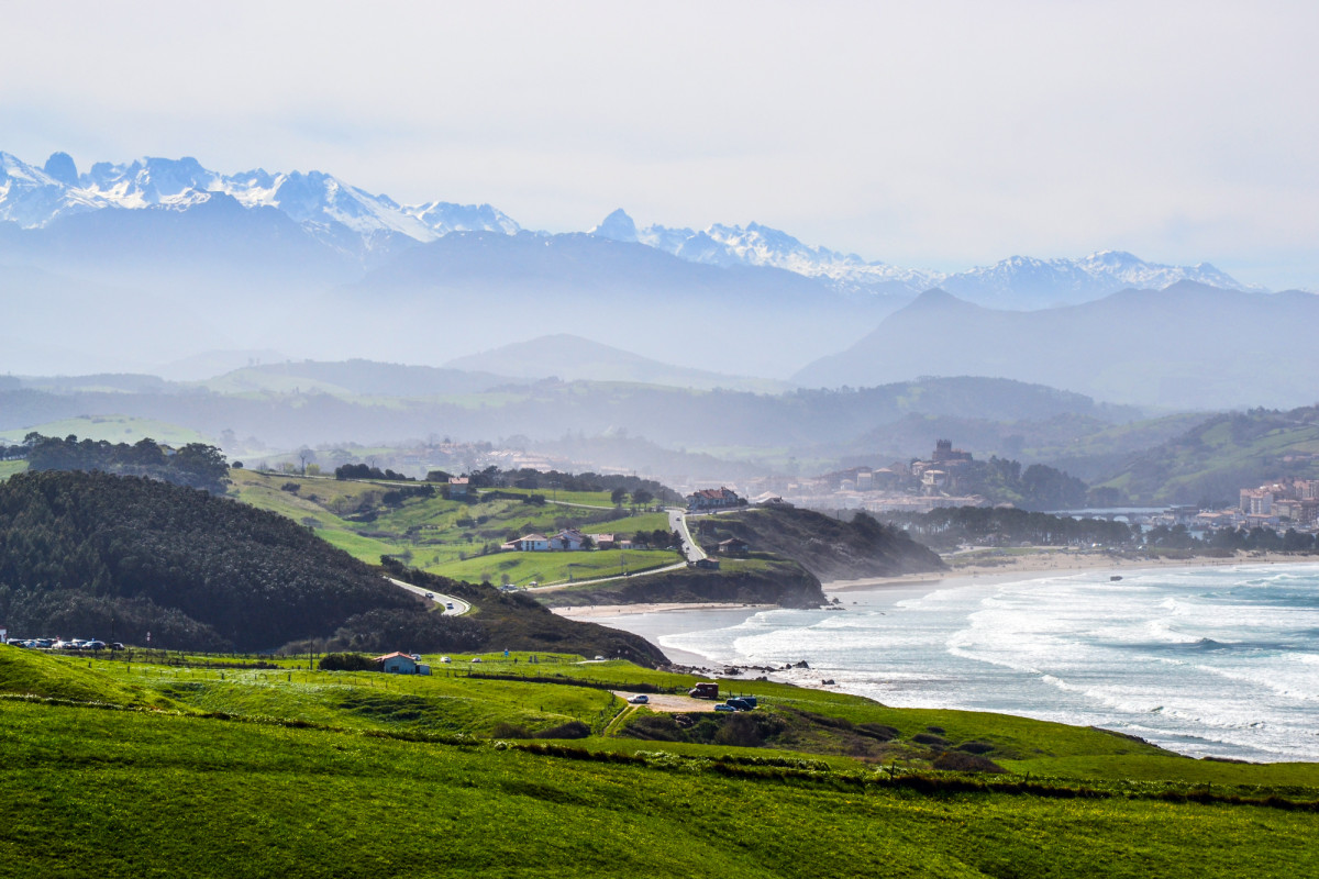 La playa fotogénica de Cantabria que es parque natural y paraíso surfero