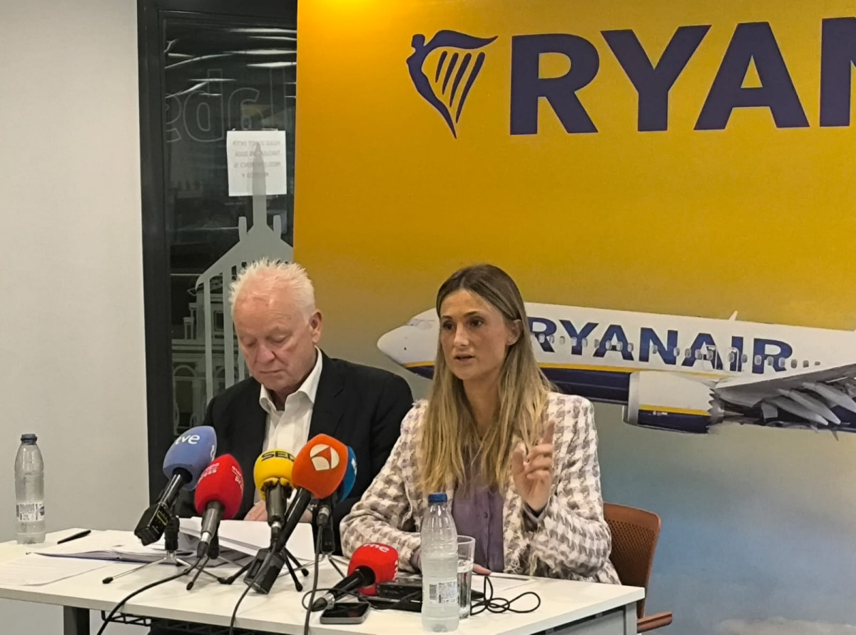 Ryanair cierra la base de Santiago y cancela vuelos en Vigo y Tenrife Norte