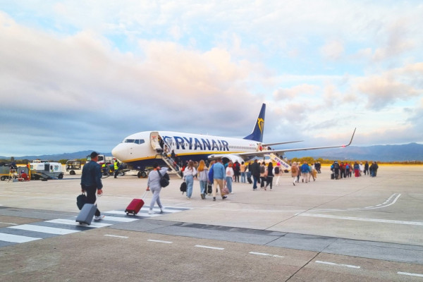 Ryanair recorta un millón de plazas y sus rivales refuerzan rutas en España