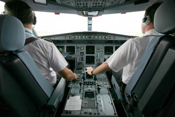 Pilotos en España reclaman ayudas públicas para acceder a la profesión