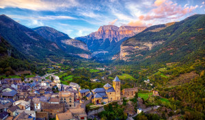 Encuesta del CIS: menos costa y hoteles, más campo y casas de amigos