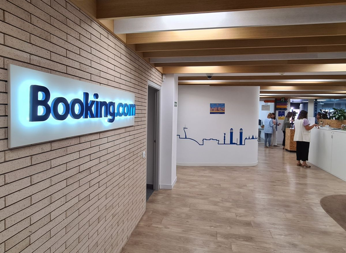 Booking.com anuncia un ERE para despedir a 29 empleados en España