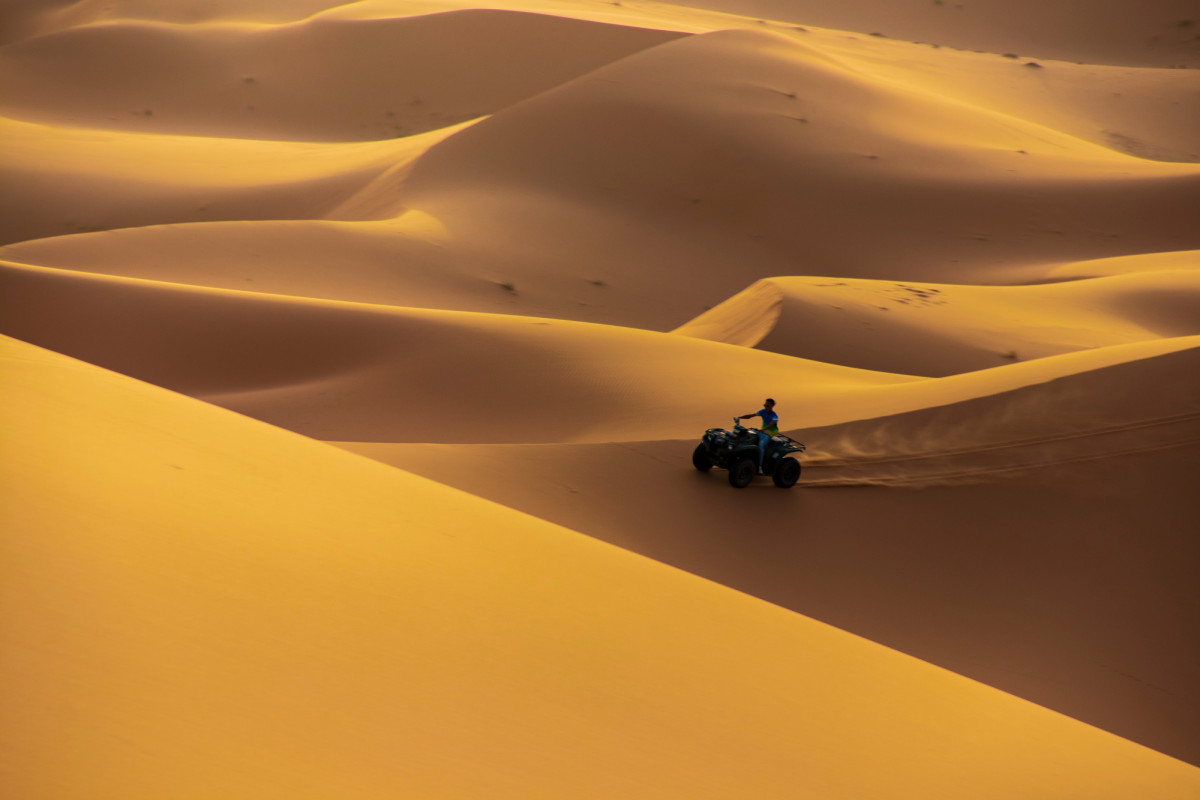 Entre dunas doradas el viajero puede disfrutar la aventura del quad en Marruecos Fuente: Civitatis Entre dunas doradas el viajero puede disfrutar la aventura del quad en Marruecos