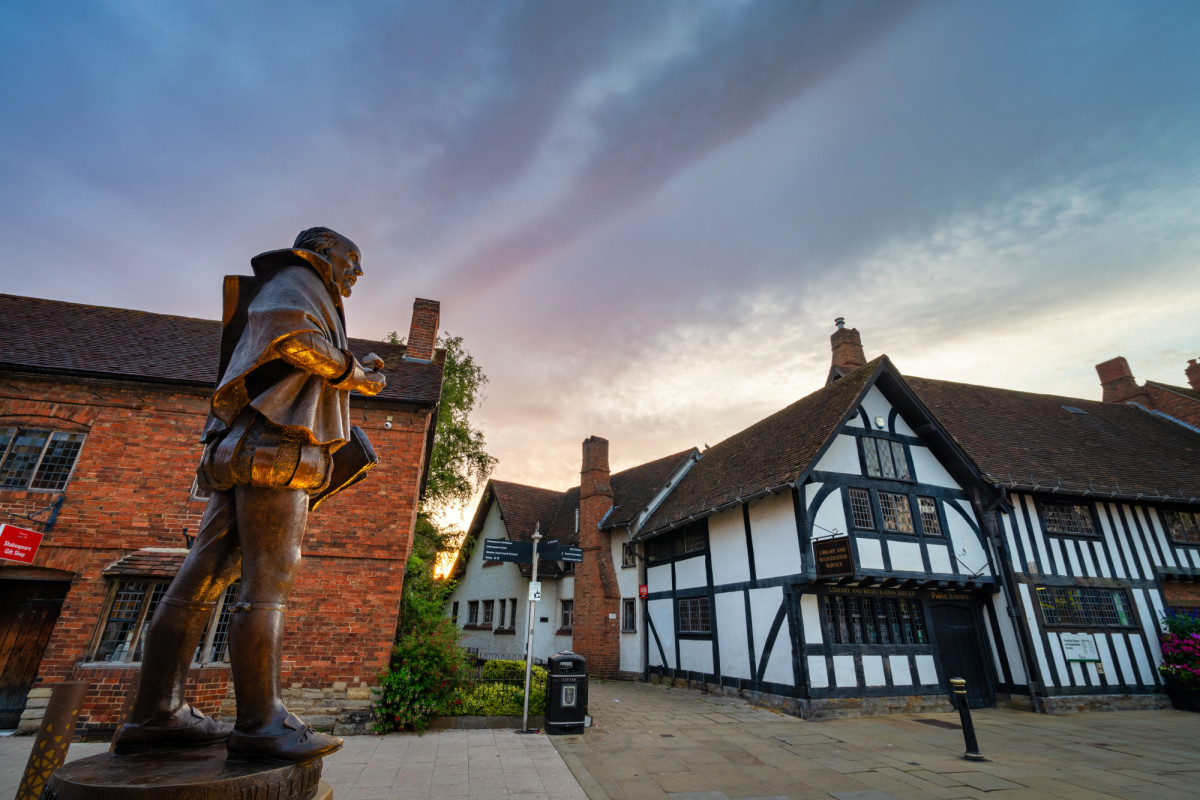 Casas de época y monumentos que recuerdan la vida de Shakespeare en Stratford-upon-Avon Fuente: Adobe Stock Casas de época y monumentos que recuerdan la vida de Shakespeare en Stratford-upon-Avon