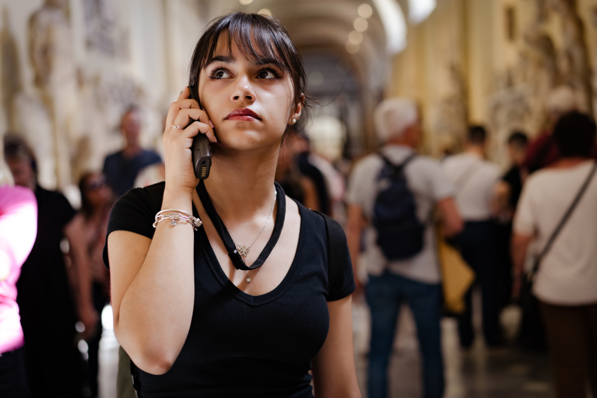 Visitante con audioguía en los Museos Vaticanos, antes de acceder a la Capilla Sixtina. Fuente: Adobe Stock Visitante con audioguía en los Museos Vaticanos, antes de acceder a la Capilla Sixtina.