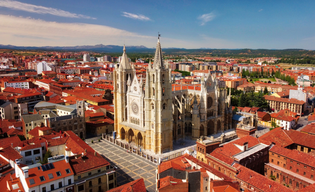 No es Burgos, pero está en Castilla y León: el primer Monumento Nacional de España fue desmontado piedra a piedra