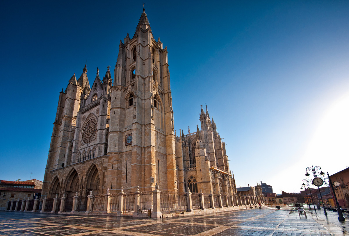 No es Burgos, pero está en Castilla y León: el primer Monumento Nacional de España fue desmontado piedra a piedra