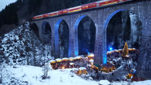El mercado navideño escondido entre los árboles de la Selva Negra bajo un viaducto mágico que parece de película
