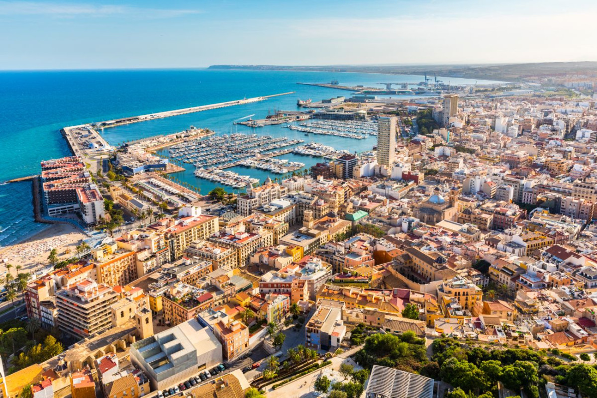 Alicante aprueba limitar las plazas turísticas y frenar nuevas licencias en áreas saturadas