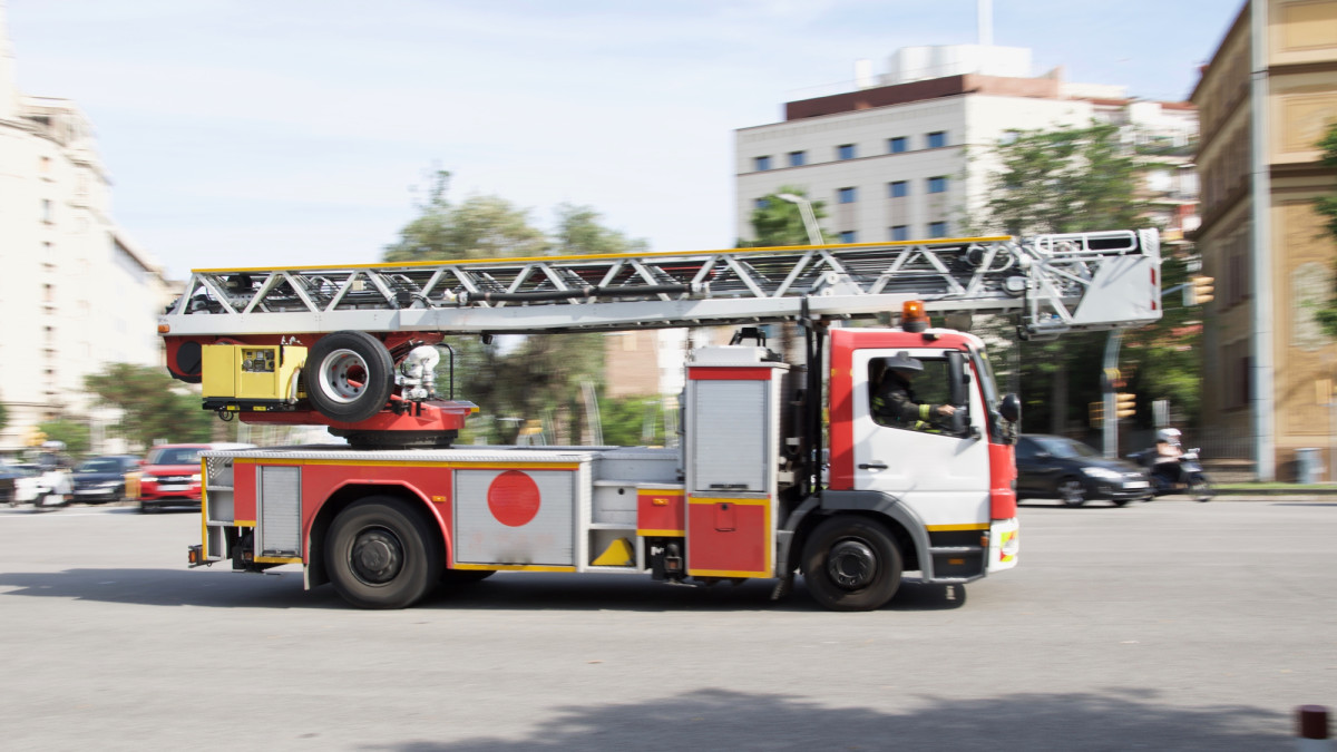 Un autobús turístico se incendia en la Diagonal de Barcelona, sin causar heridos