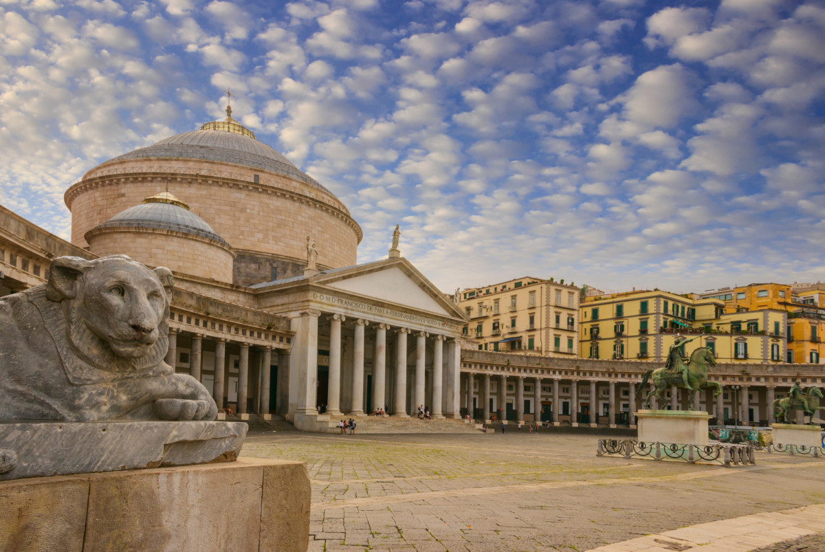 Vista exterior de la Basílica Real Pontificia San Francesco da Paola en la Piazza del Plebiscito, plaza principal de la ciudad Vista exterior de la Basílica Real Pontificia San Francesco da Paola en la Piazza del Plebiscito, plaza principal de la ciudad
