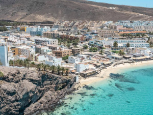 Los municipios turísticos marcan posición sobre el uso del suelo y la vivienda en Canarias