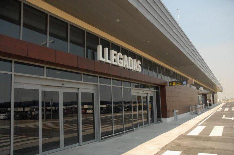 Un avión de Air Nostrum impacta con un hangar en el aeropuerto de Badajoz antes de despegar