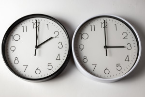 Hoy se cambia la hora en España: ¿adelantar o atrasar el reloj? Esto es lo que debes saber