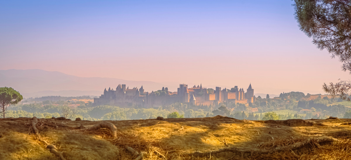 El pueblo medieval del sur de Francia donde la Navidad se vive entre antorchas, murallas y un mercadillo único