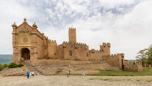 Nuevos apartamentos turísticos junto al castillo de Javier y mejora de la eficiencia energética del camping de Urbasa