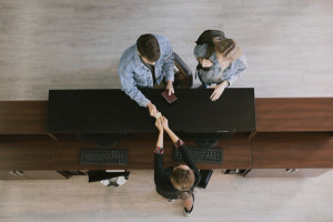 Check-in lento, quejas y cancelaciones: así impacta el registro de viajeros en los hoteles