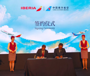 Iberia firma un acuerdo de código compartido con China Southern para expandirse en Asia 