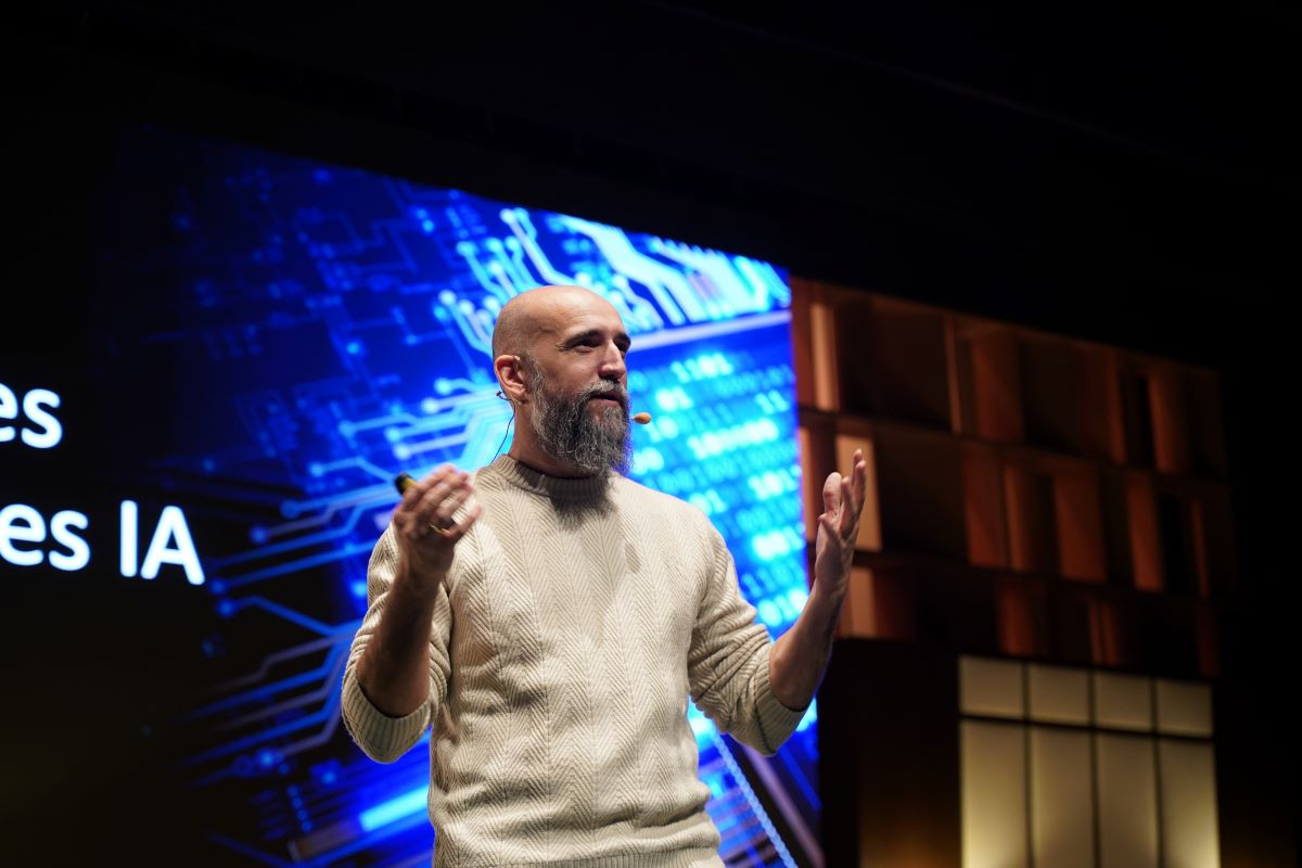 Las empresas que no apuesten por la inteligencia artificial (IA) se quedar&aacute;n fuera del mercado