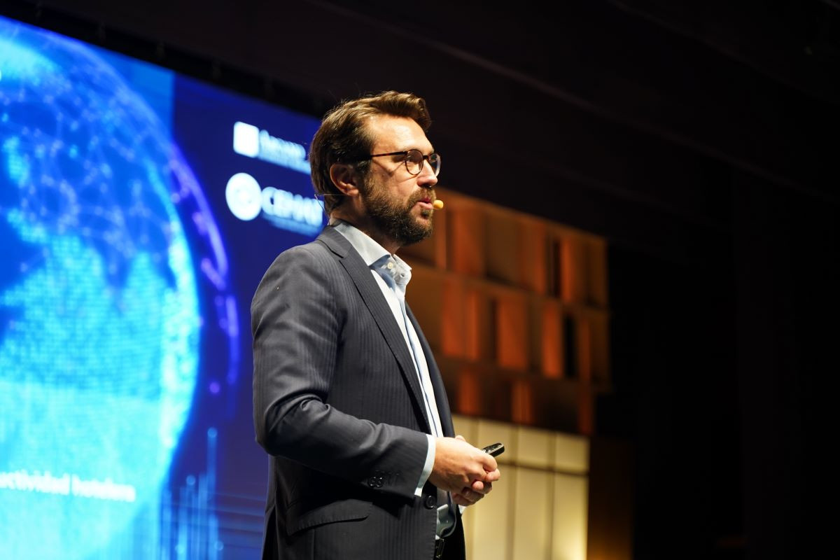 Las empresas que no apuesten por la inteligencia artificial (IA) se quedar&aacute;n fuera del mercado