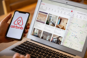 Consumo sanciona a Airbnb con 64 millones de euros por anuncios turísticos sin licencia