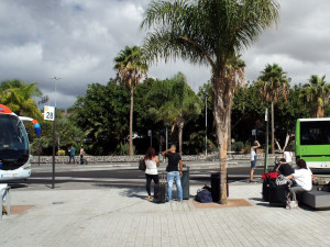 Ashotel rechaza la nueva tasa de Aena a guaguas en Canarias y alerta de sobrecostes de 6.000 €/mes