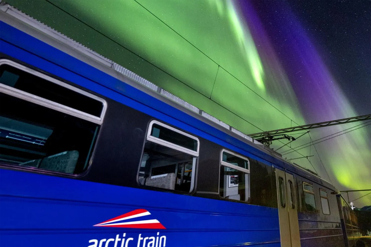 Noruega estrena un tren para cazar auroras boreales: precios y comparativa