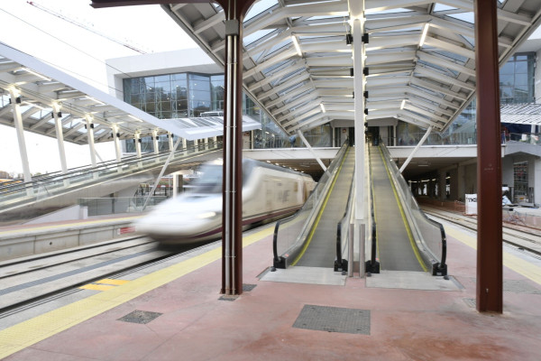 Las aspirantes al contrato de transporte alternativo terrestre de Renfe respaldan el proceso de licitaci&oacute;n