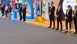 Fitur 2026 abre sus puertas con un emotivo minuto de silencio por las víctimas del accidente ferroviario