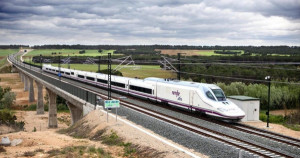 La Mesa del Turismo reclama una reducción temporal de los precios en trenes de alta velocidad 