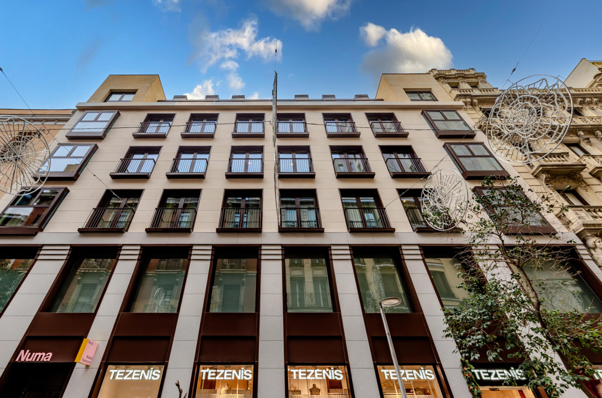 Numa abre cerca de Gran V&iacute;a un edificio de apartamentos de corta estancia