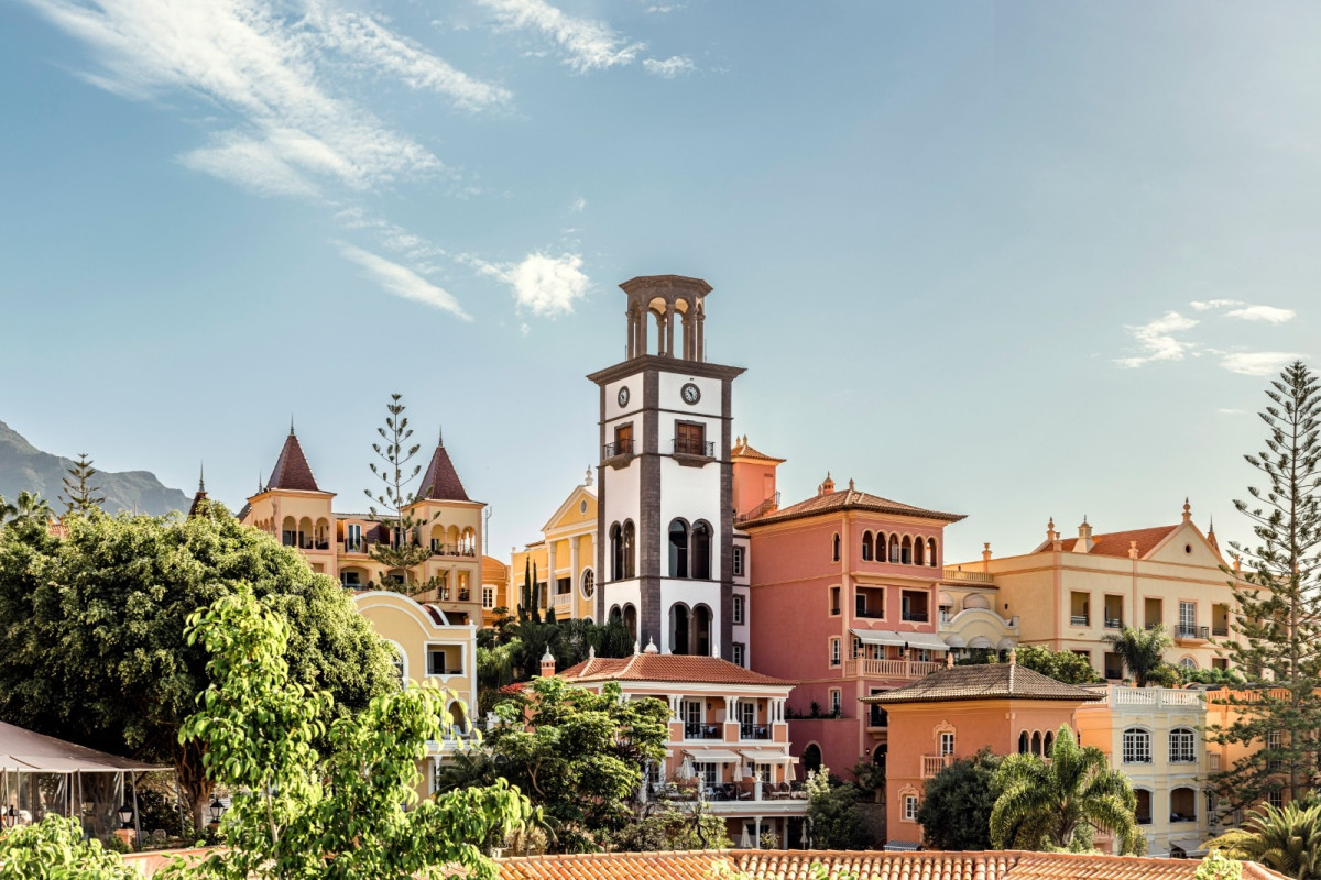 Los due&ntilde;os del hotel Bah&iacute;a del Duque invertir&aacute;n 13 M&euro; en renovarlo tras frustrarse su venta 