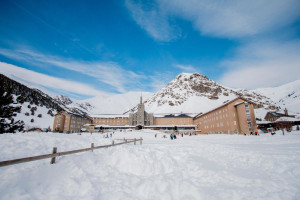 Roban la caja fuerte de 300 kilos en un hotel del Pirineo catalán, la montan en trineo y la despeñan