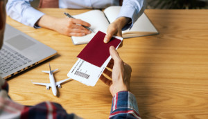 Las agencias de viajes plantan cara a las aerolíneas por las penalizaciones 