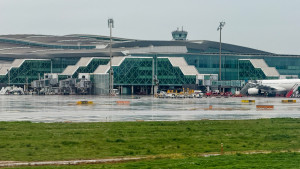Cancelaciones y desvío de vuelos en el aeropuerto de Barcelona por el  fuerte viento