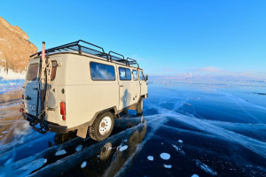 Una furgoneta con turistas se hunde bajo el hielo del lago Baikal: 8 fallecidos