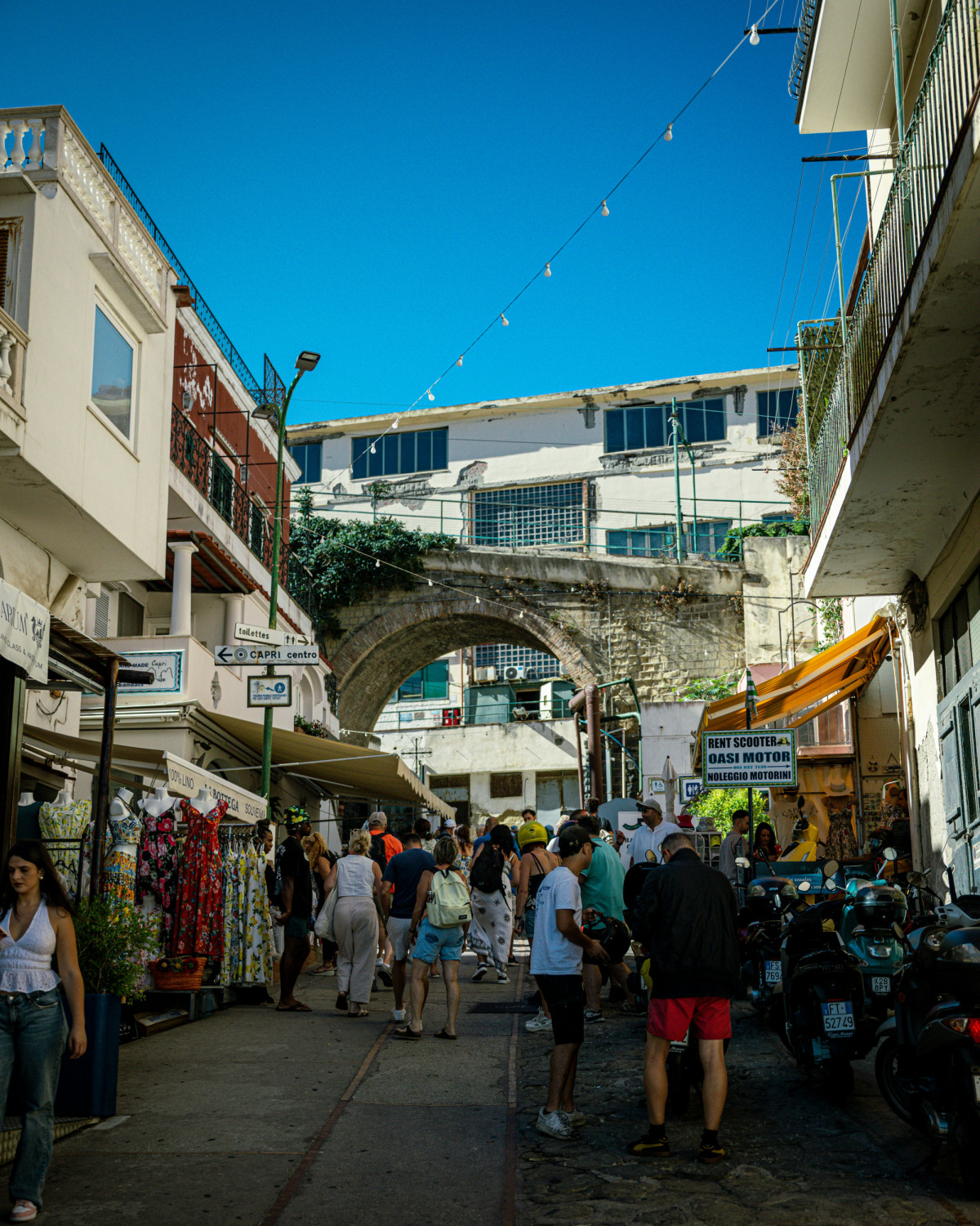 Capri limita los grupos tur&iacute;sticos y proh&iacute;be los paraguas de gu&iacute;a ante la presi&oacute;n de 2,7 millones de visitantes