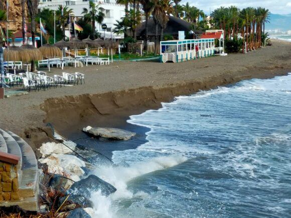 Carrera contrarreloj en las playas para reparar los daños de los temporales antes de Semana Santa