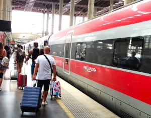 La demora del AVE a Málaga desploma un 30% las reservas y desvía turistas a otros destinos