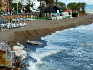 Carrera contrarreloj en las playas para reparar los daños de los temporales antes de Semana Santa