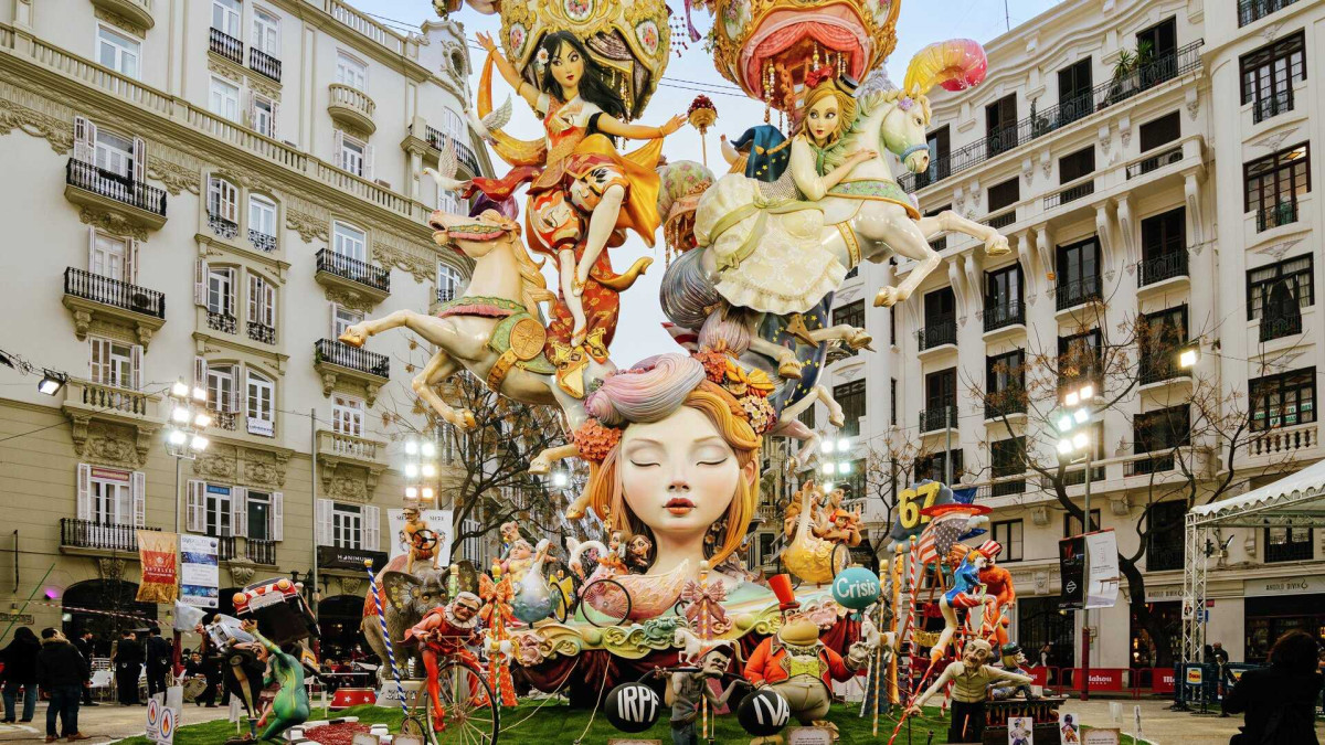 La lluvia irrumpe en las Fallas 2026
