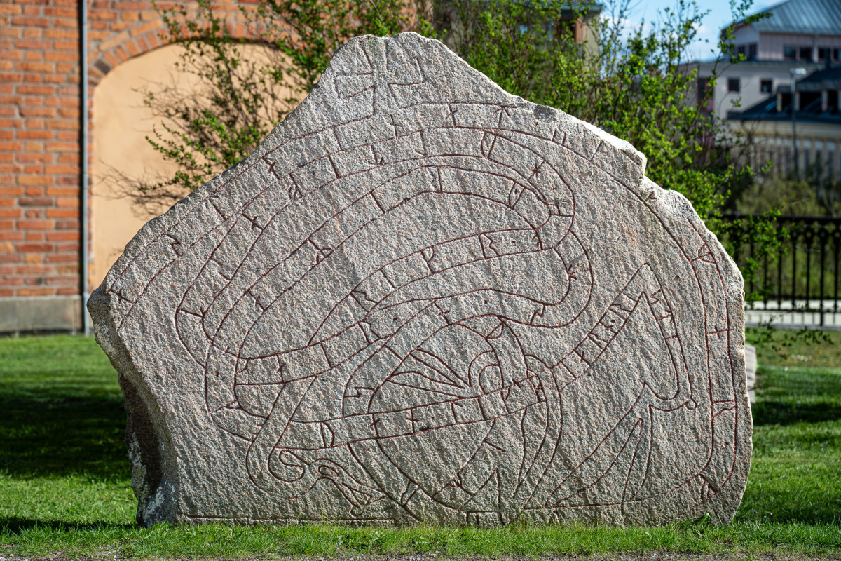 Piedra r&uacute;nica a las afueras de la catedral de Uppsala